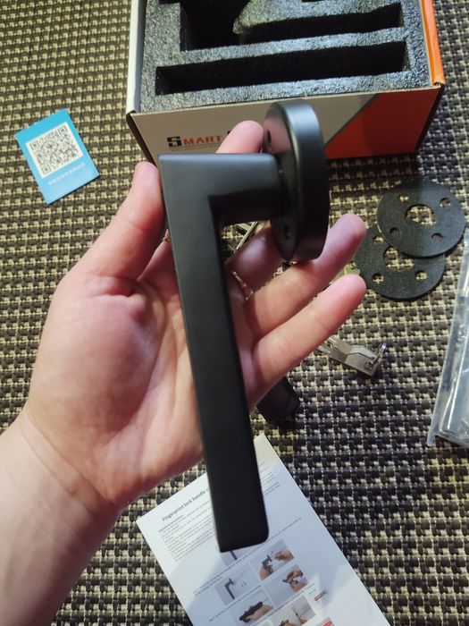 Розумний кодовий замок-ручка з відбитком пальця.

Кілька способів розб