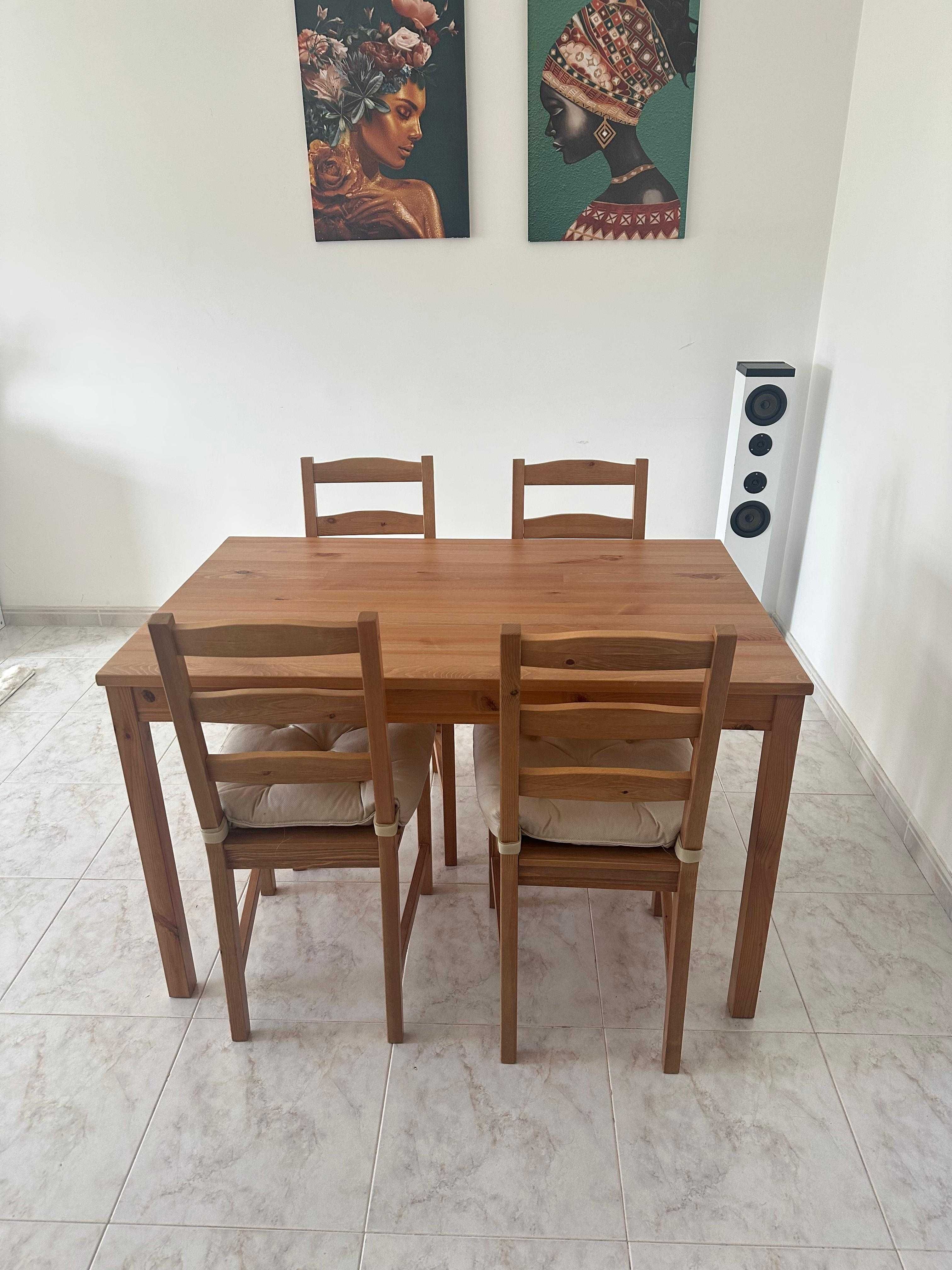 Mesa de Madeira c/ 4 cadeiras