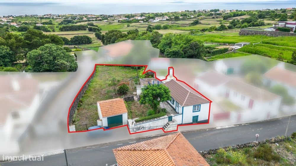 Moradia típica da Ilha Terceira,  com terreno e garagem.