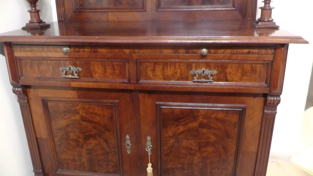 Eklektyczny stary kredens