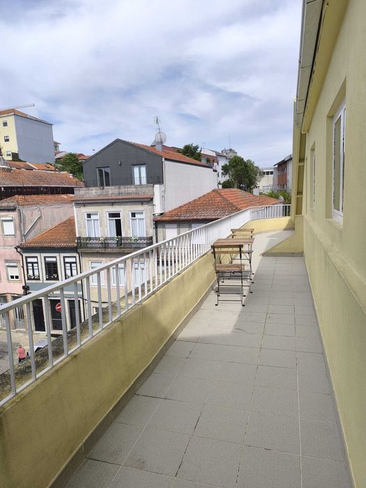 Alugo quarto + terraço no centro do Porto (TRINDADE)