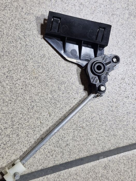 Mechanizm otwierania klapki wlewu paliwa audi a2