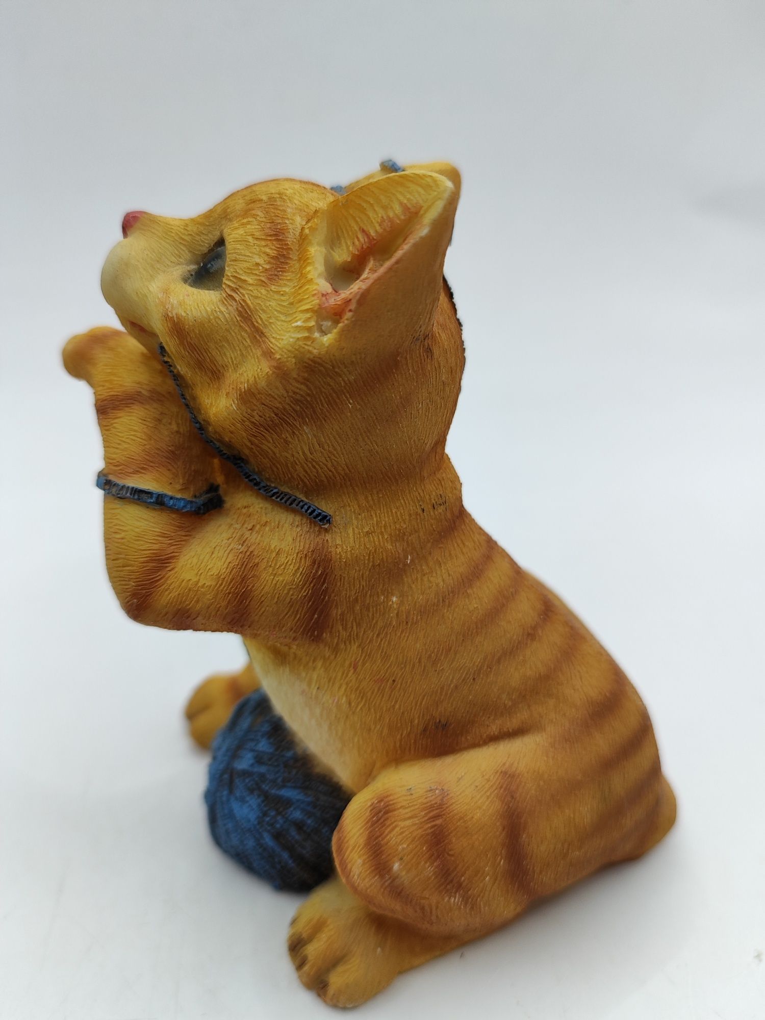 Ceramiczny kot kotek z włóczką dekoracja
