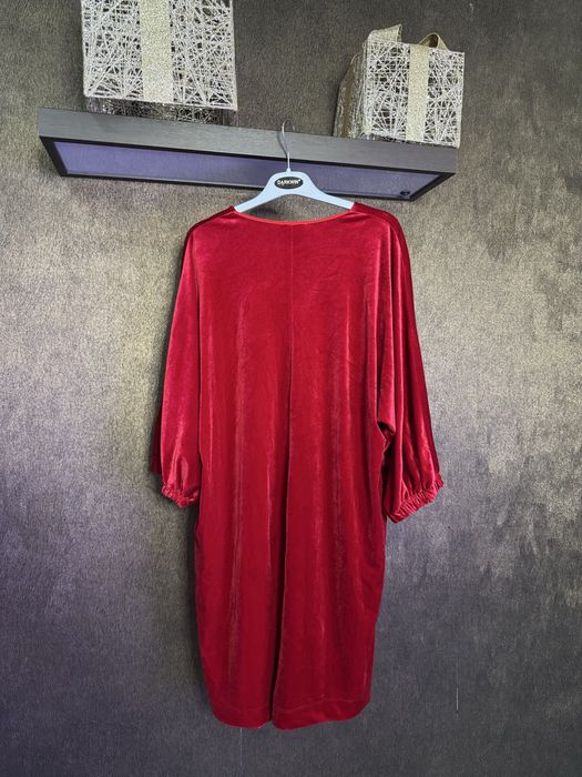 Червона велюрова сукня