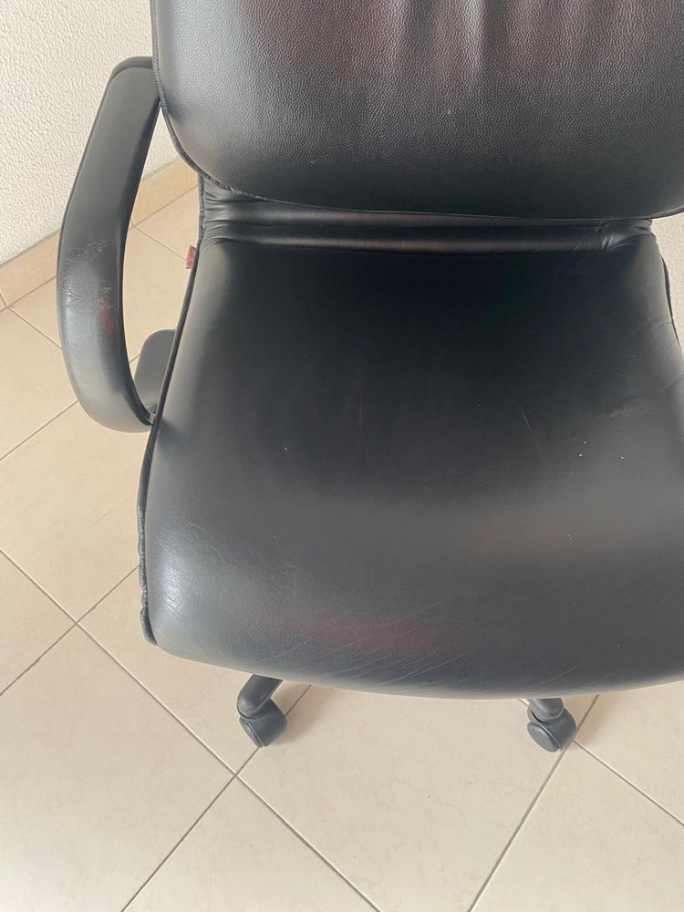 Cadeira escritorio giratoria em pele