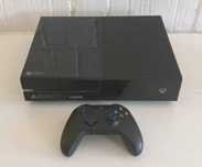 Konsola Xbox One z kontrolerem.