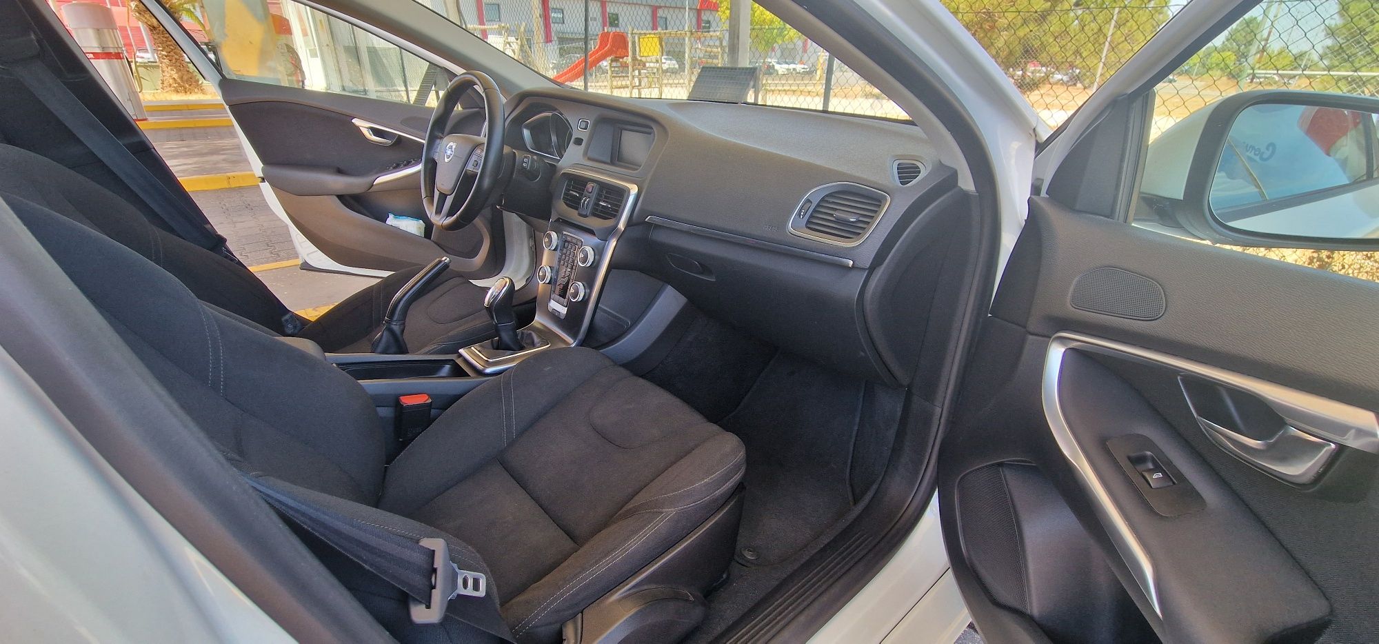 Volvo V40 D2.   .