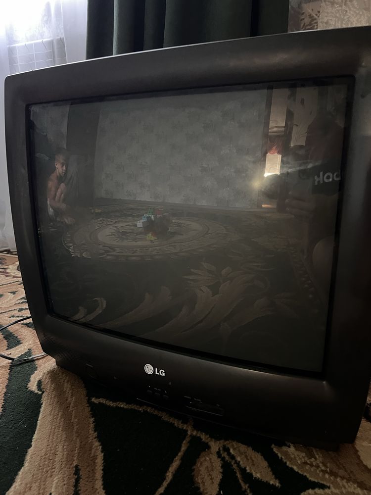 Телевізор LG, кольоровий.