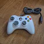 Nowy, nieoryginalny przewodowy pad do Xbox 360.