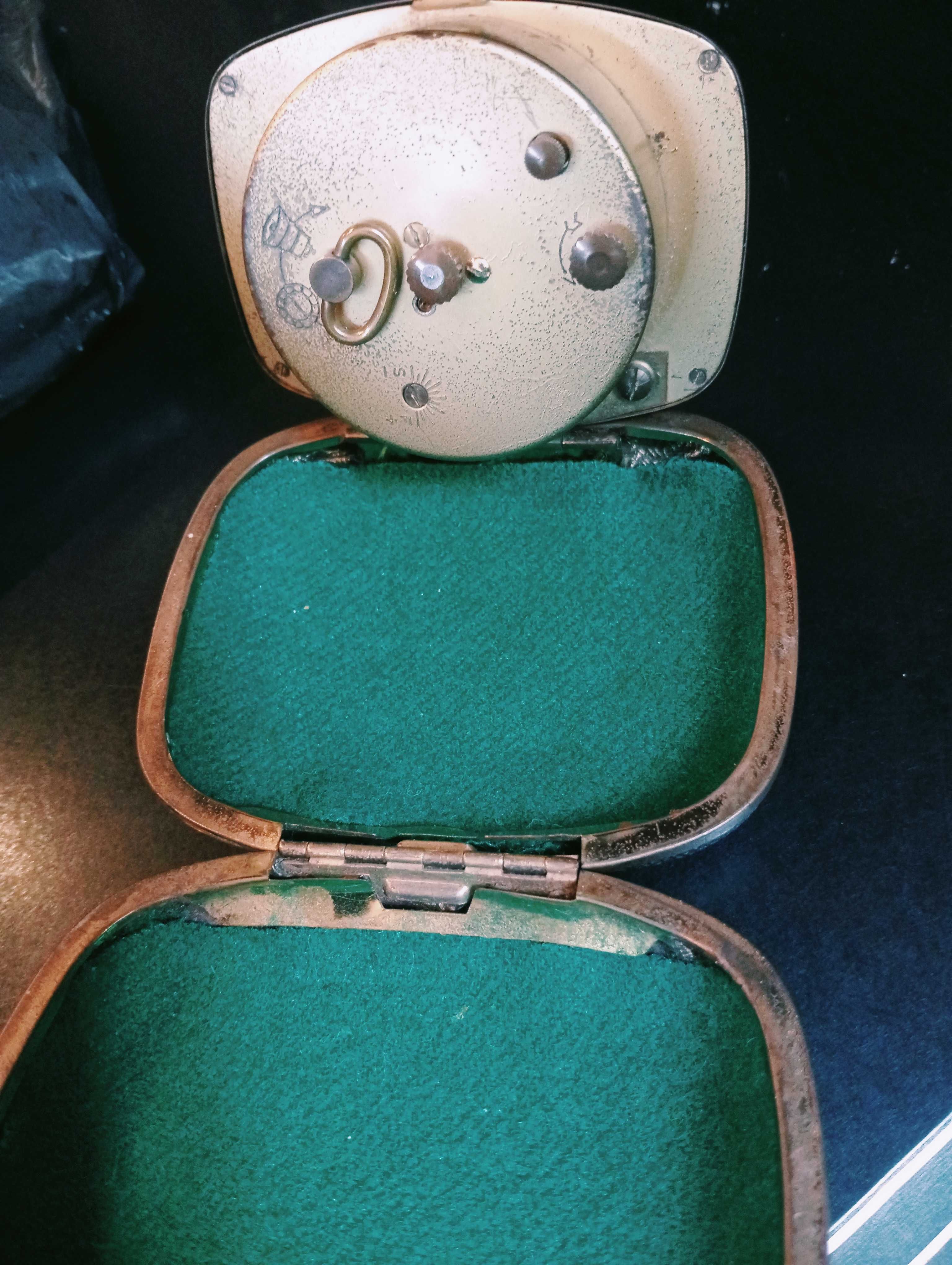 Bolsa,arco com flechas ,relógio de viagem a corda e Prato Limoges