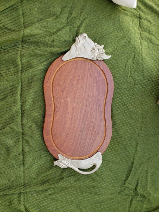 Tábua para corte ou servir aperitivos de carne em madeira e estanho