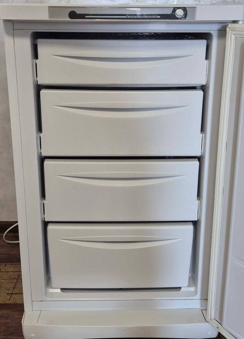 Крышка,фиксатор,панель ящика,полка,камеры indesit SFR 100.001  71050