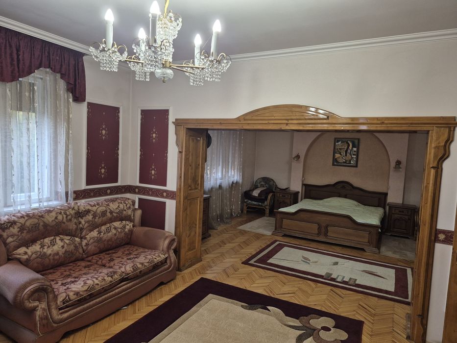 Продаж добротного будинку на два входи.