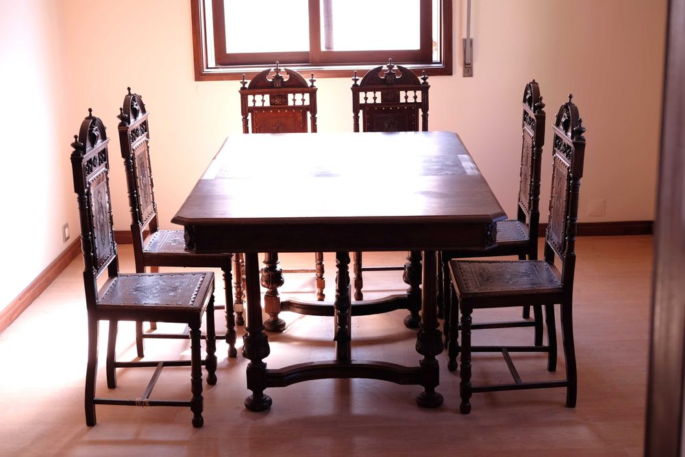 Sala - Mesa de jantar, tábuas de extensão de mesa e 6 cadeiras