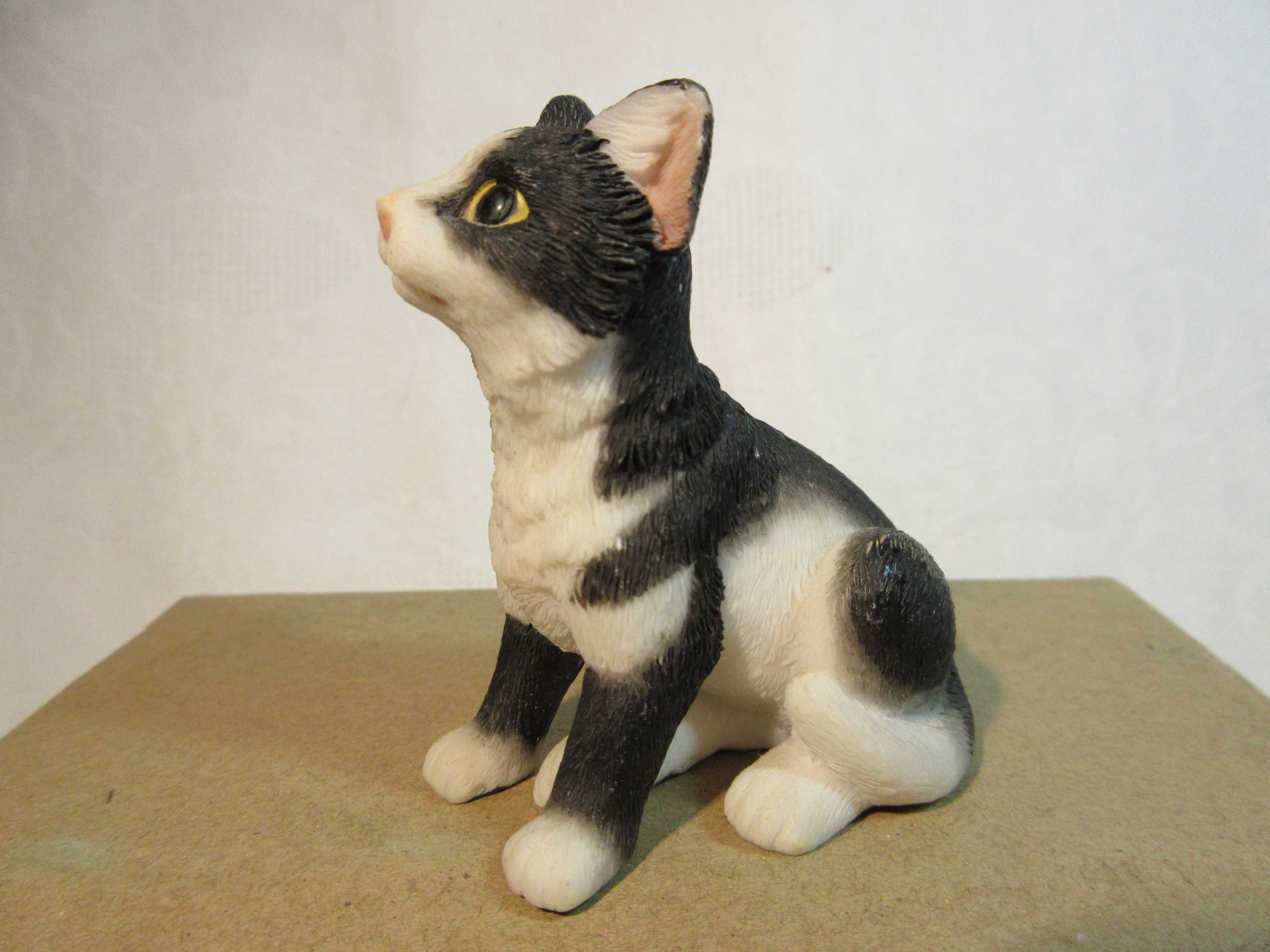 Kotek z porcelany  biskwitowej