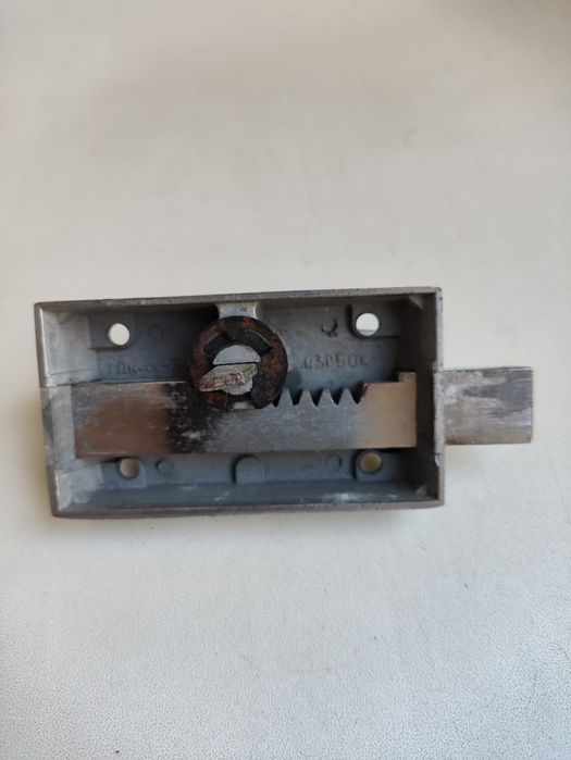 Засув дверний,защіпка.