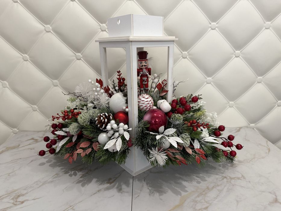 Різдвяна композиція зі штучних квітів «Ліхтарик»