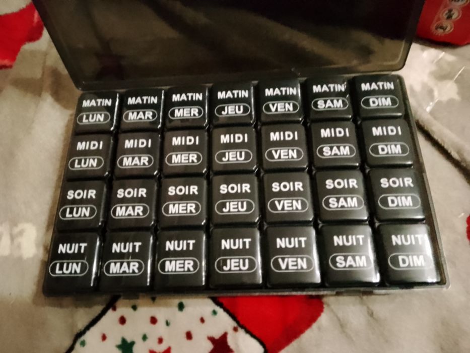 Wnowy pojemnik segregator np na leki , tabletki lub inne drobne rzeczy