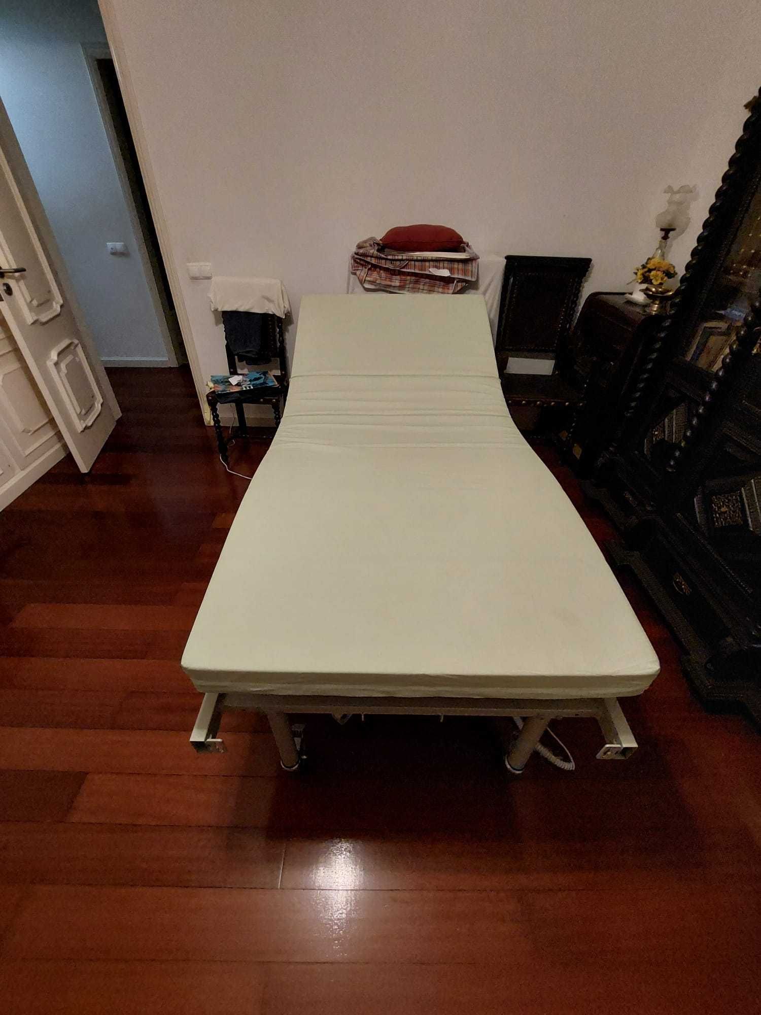 Cama articulada com colchão anti-escaras