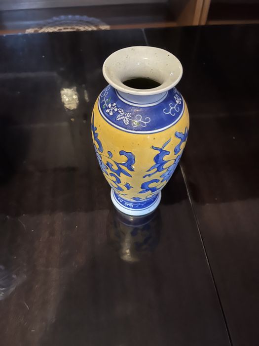 Wazonik z żółto-niebieskim wzorem