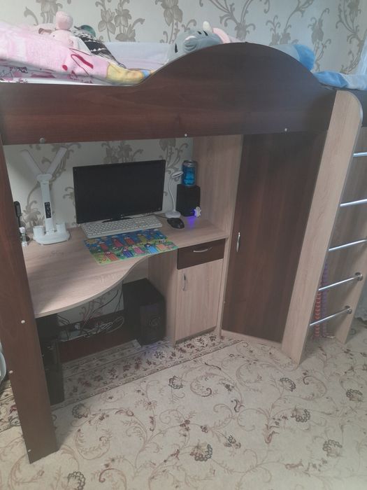 Продам кровать-парта с шифанером