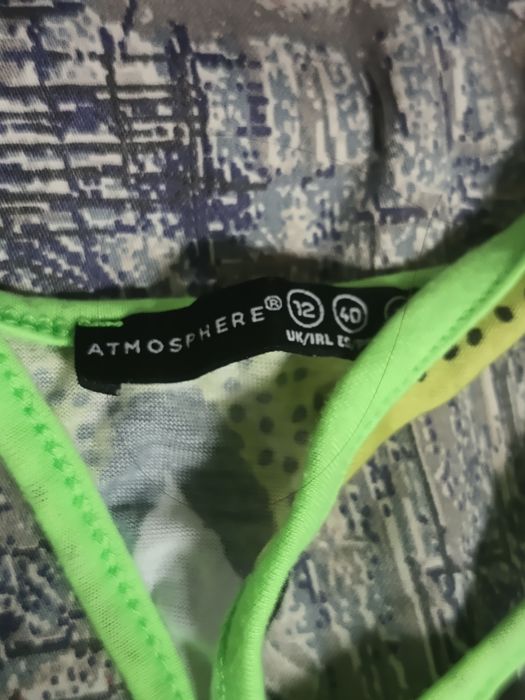 Kolorowy zielony crop top z krótkim rękawem