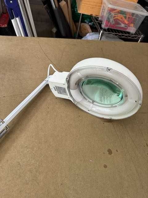 Candeeiro de Bancada com Lupa VTLAMP IMPECÁVEL 22W com Braço Regulável