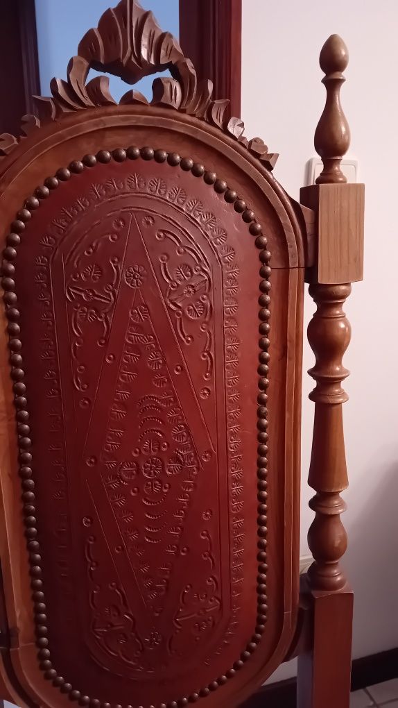 Mesa de sala em madeira de castanho e cadeiras