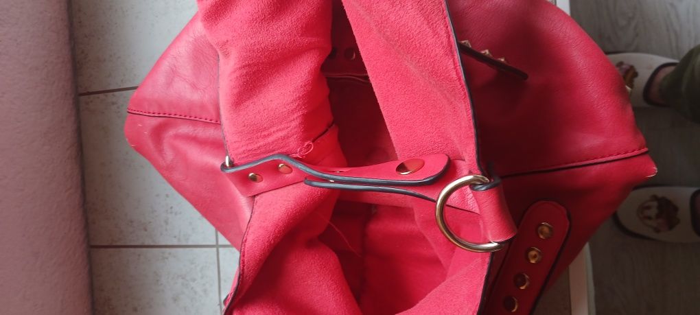 Malas novos,cor vermelha, cada 12€
