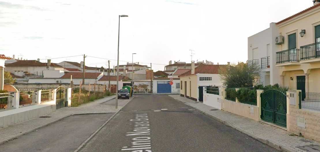 Terreno Urbano com 412 m2 para construção de moradia em Almeirim