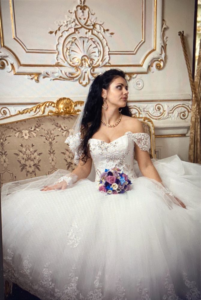 Свадебное платье очень красивое с камнями Swarovski