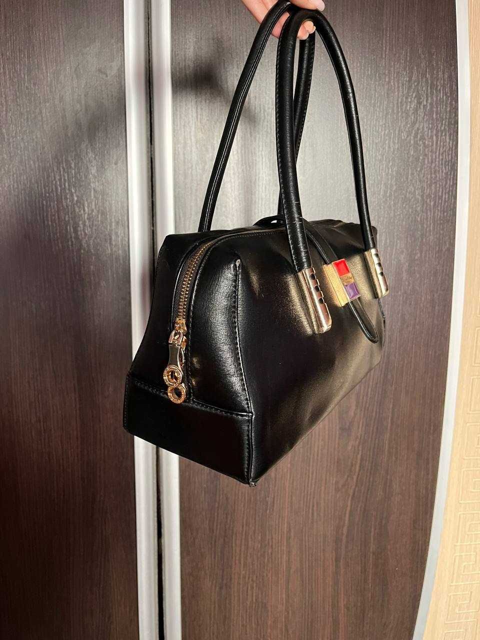 Чорна сумка середнього розміру