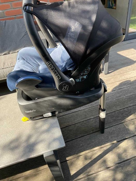 Sprzedam zestaw Maxi-Cosi CabrioFix z bazą FamilyFix (ISOFIX).