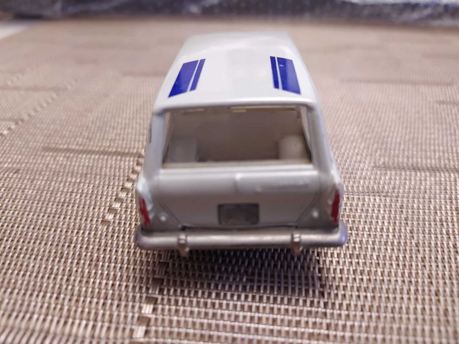 Продам модель машинки 1:43  70-х годов москвич 427, 403