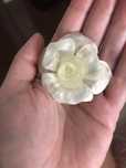 Pregadeira em formato flor tom marfim