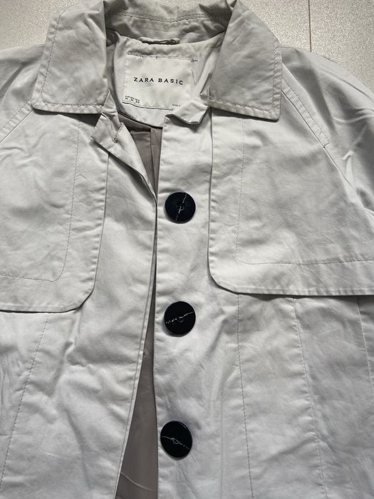 Gabardine curta em cinzento Zara