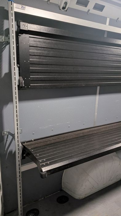 Prateleiras rebatíveis para carrinha de transporte