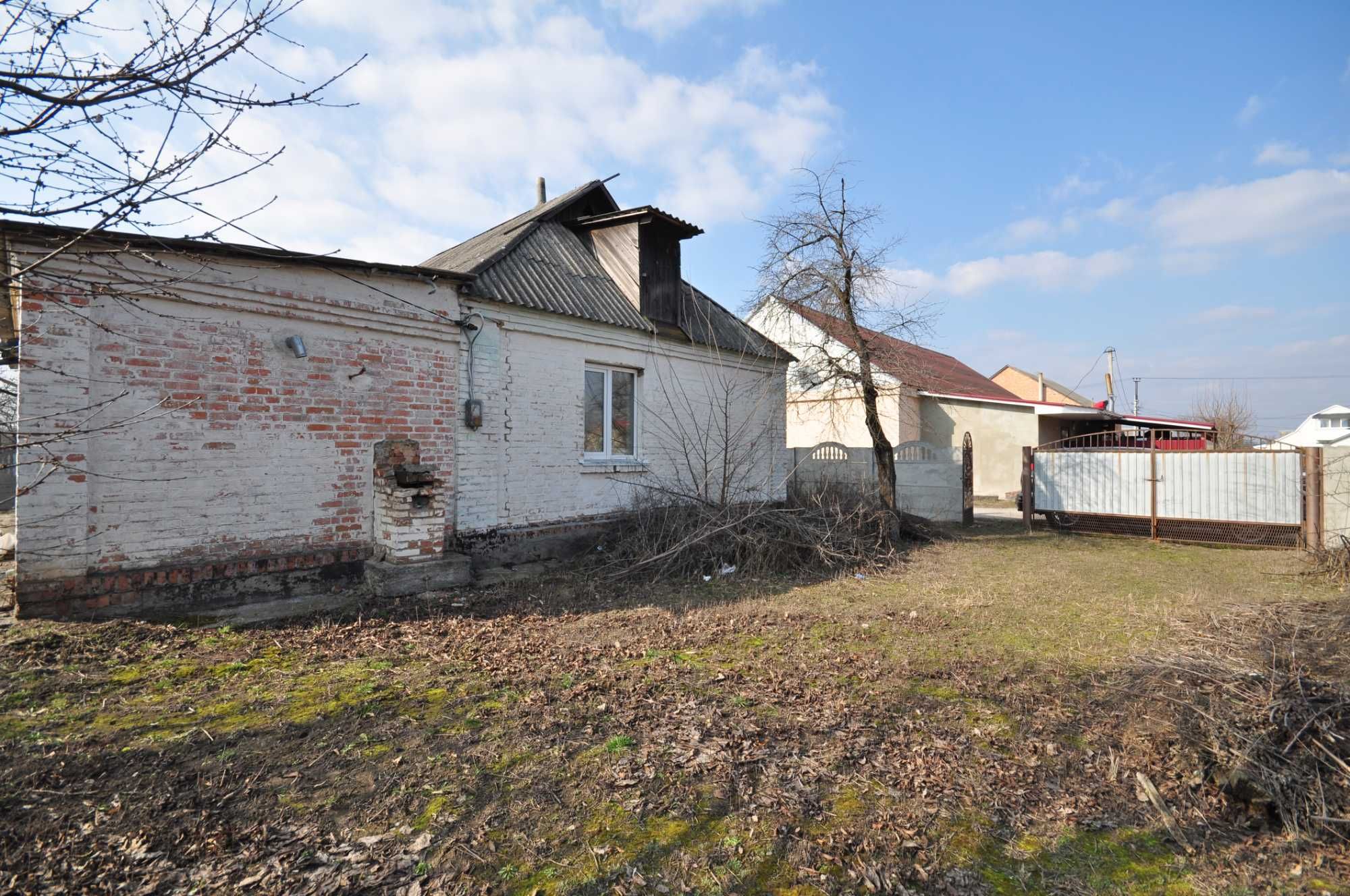 Будинок біля магазину в центрі с. Фурси!