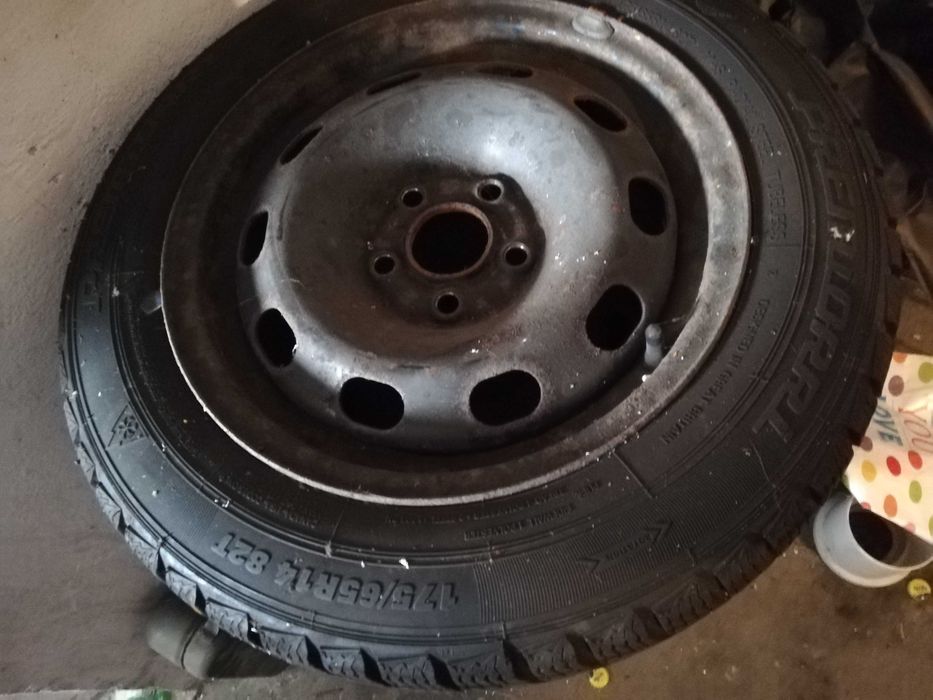 Opony zimowe z felgami premiorri 175/65R14 ok.6mm stan dobry z Golfa 4