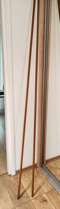 2 drążki do karnisza, drewno, dlug.243 cm każdy, średn. 19 mm, karnisz