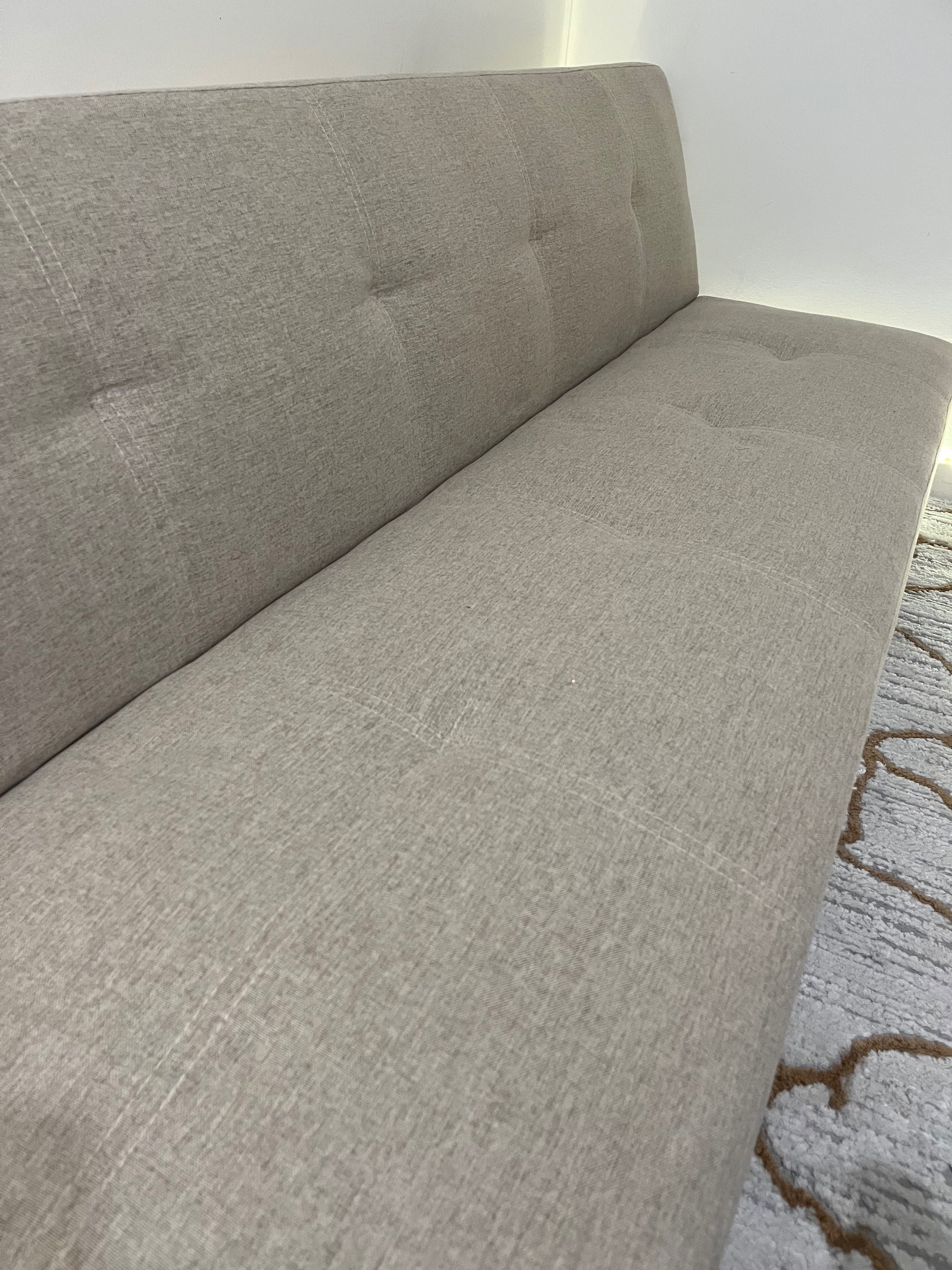 Sofá-cama bege com pernas pretas