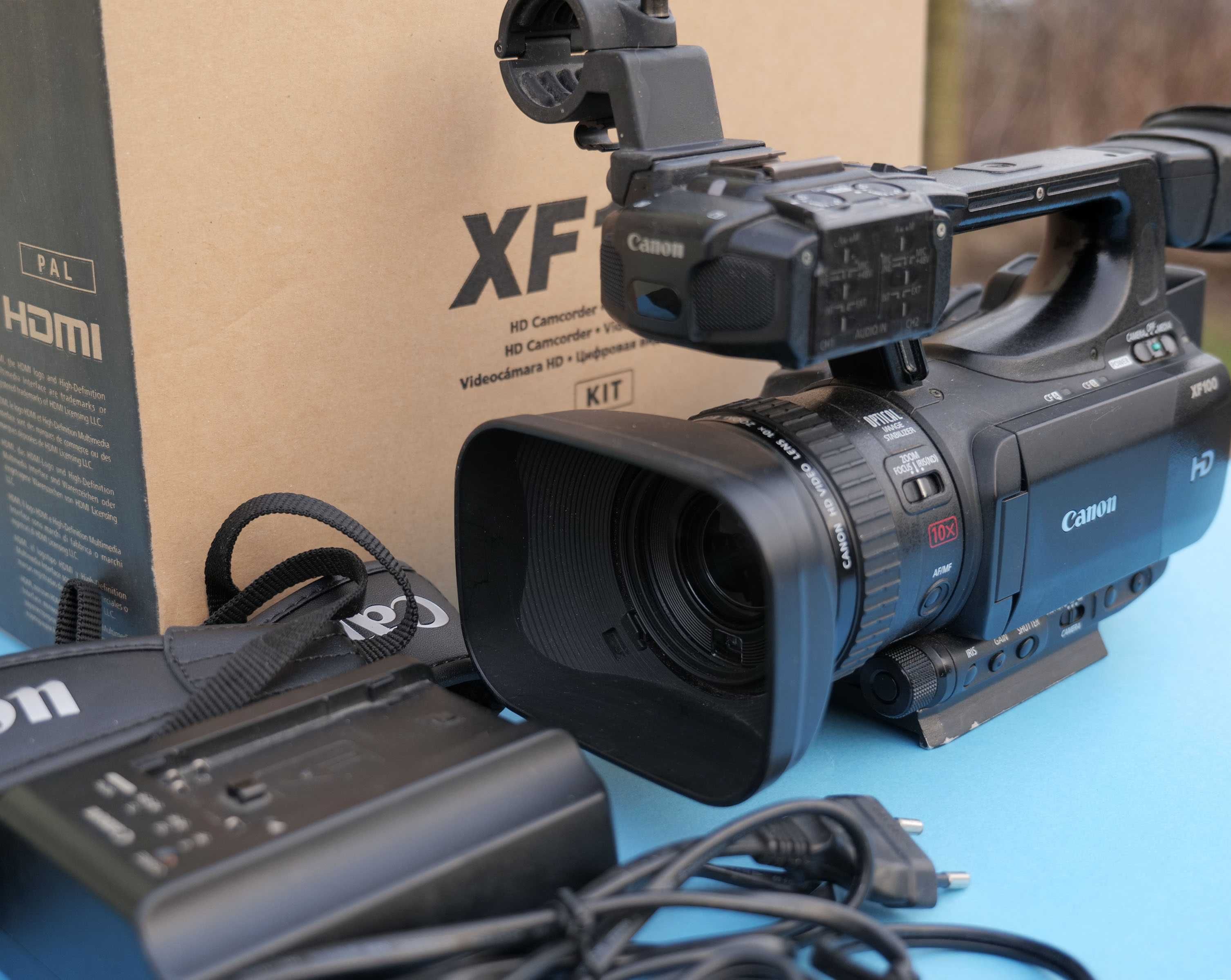 Canon XF100. Професійна відеокамера