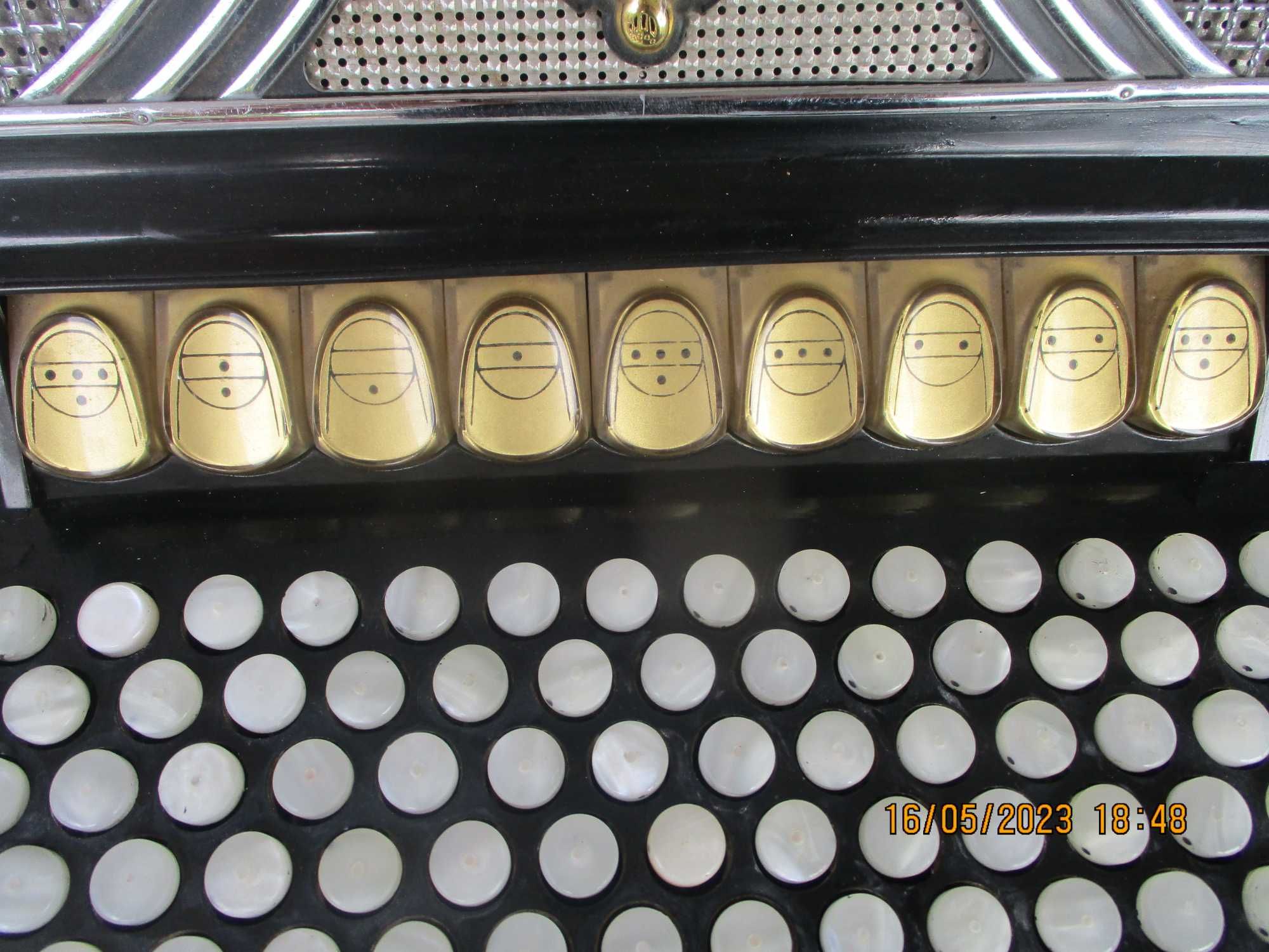 A cordeon Hohner Riviera á 4a voz, 12o baixos