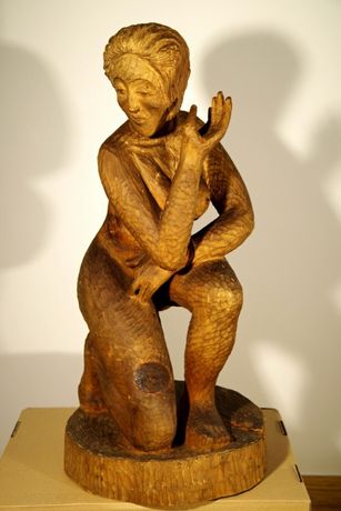 Akt. Rzeźba klęczącej kobiety