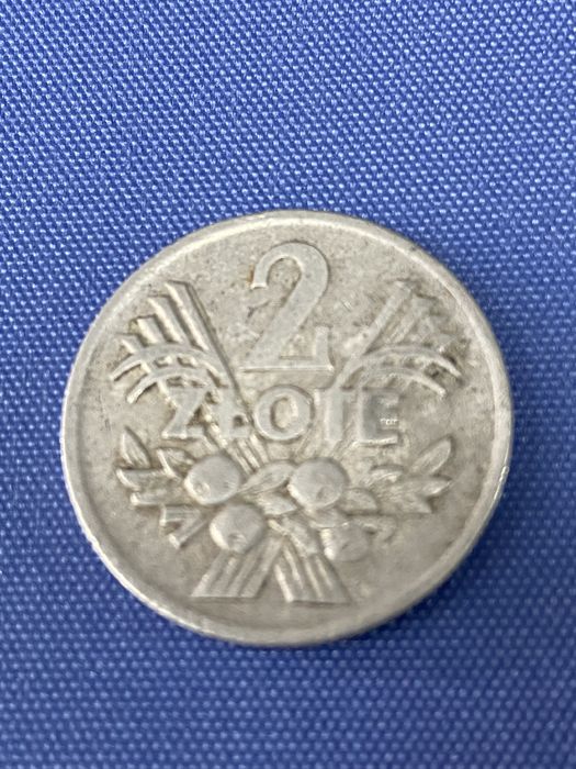 Moneta 2 zł z jagodami z 1974 roku