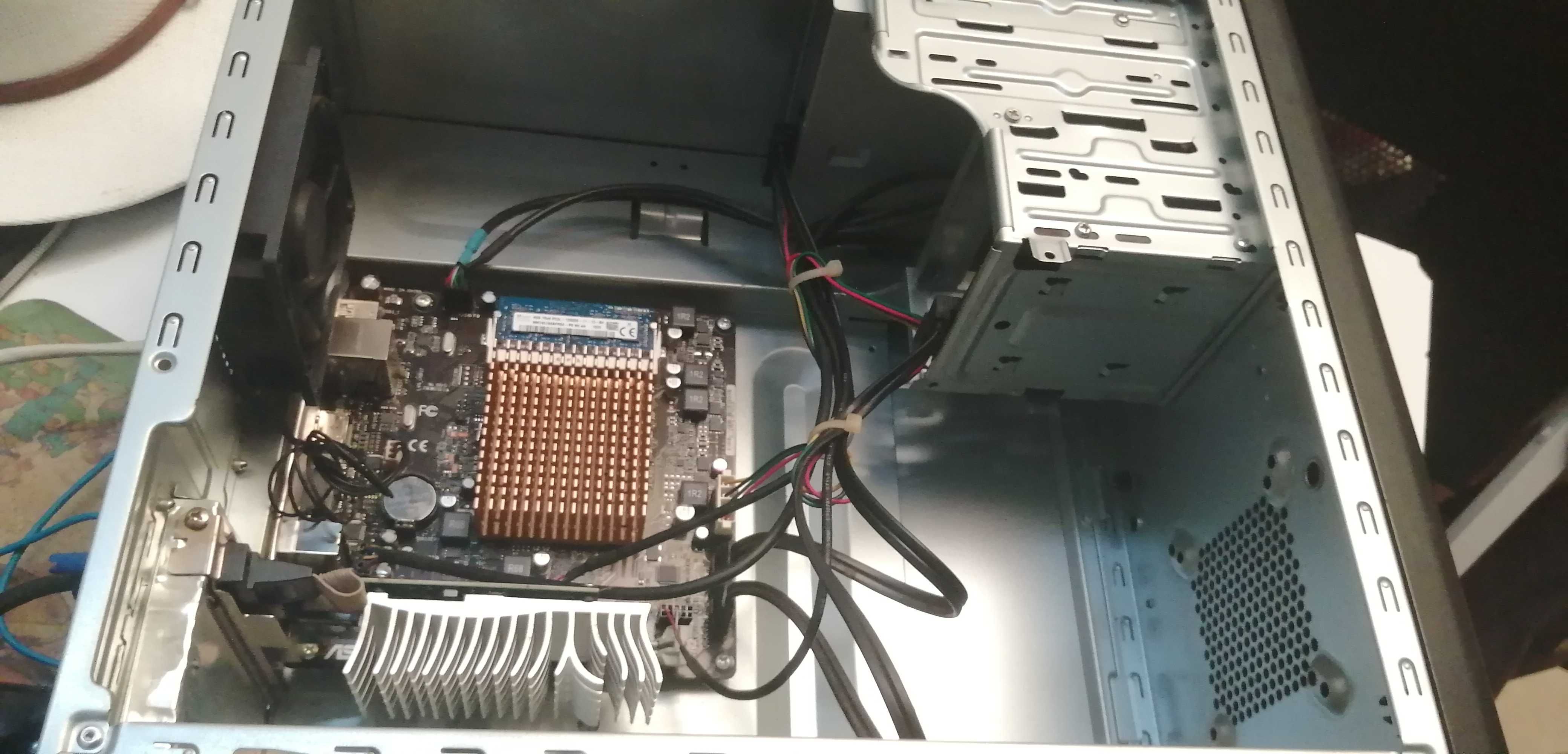 ASUS K31AN. SSD 120 GB, 4 GB RAM, gravador de DVD.