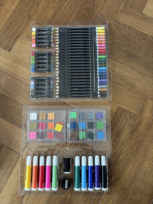 Zestaw kredek, flamastrow , i farbek w walizce