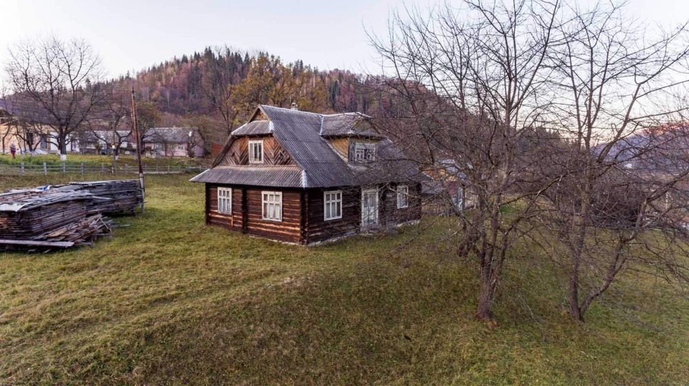 Гуцульська хата в Карпатах | 32 сот. під забудову + ліс, річка
