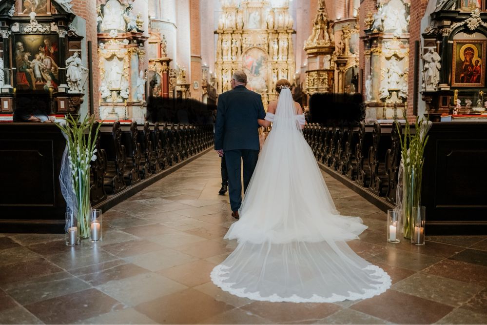 Elegancka suknia ślubna z odpinanym trenem (welon katedralny gratis)