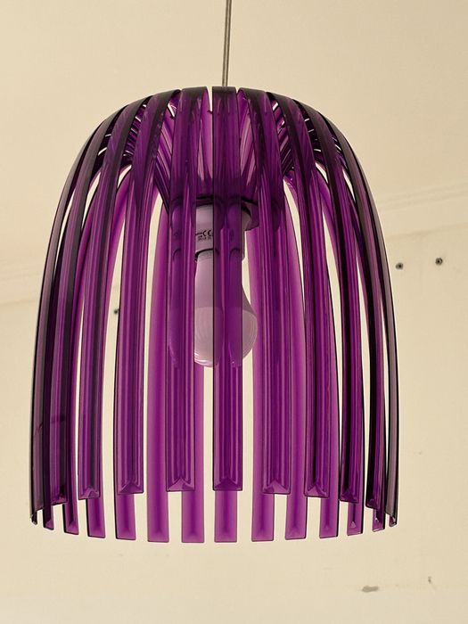 Candeeiro violeta em plástico em excelente estado